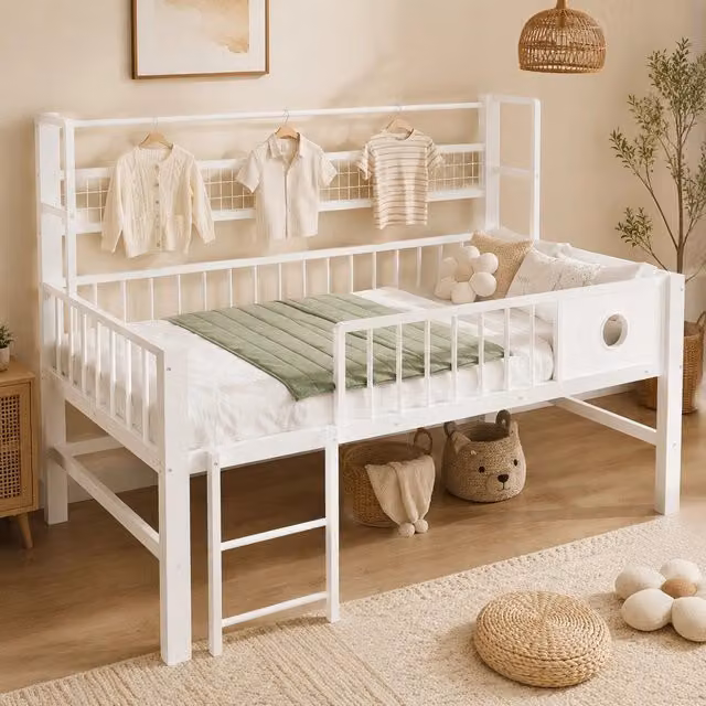Letto alto basso per bambini 90x200 cm in metallo bianco con ripiani e barra appendiabiti