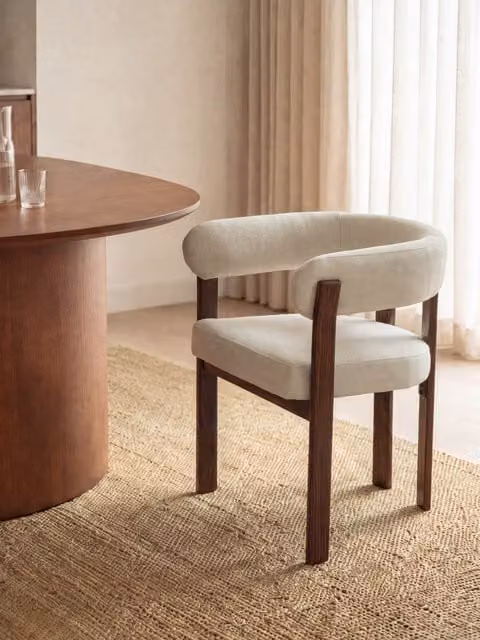 Sedia imbottita Velune Kenay Home color perla con gambe in noce e metallo