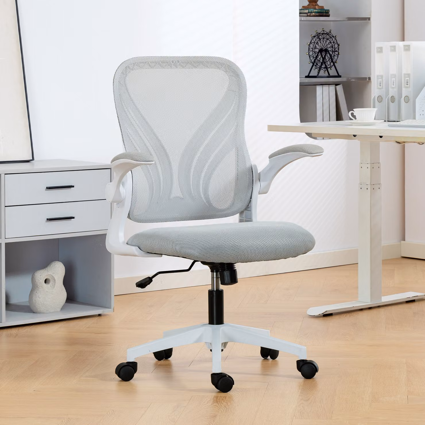 Sedia da ufficio ergonomica HOMCOM in rete grigio chiaro con schienale ribaltabile e braccioli richiudibili, L: 62 cm, P: 73 cm, H: 101-111 cm – 2