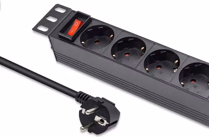 Qoltec PDU in alluminio per rack da 10'' | 1U | 16A | 4xSCHUKO | 1,8 m