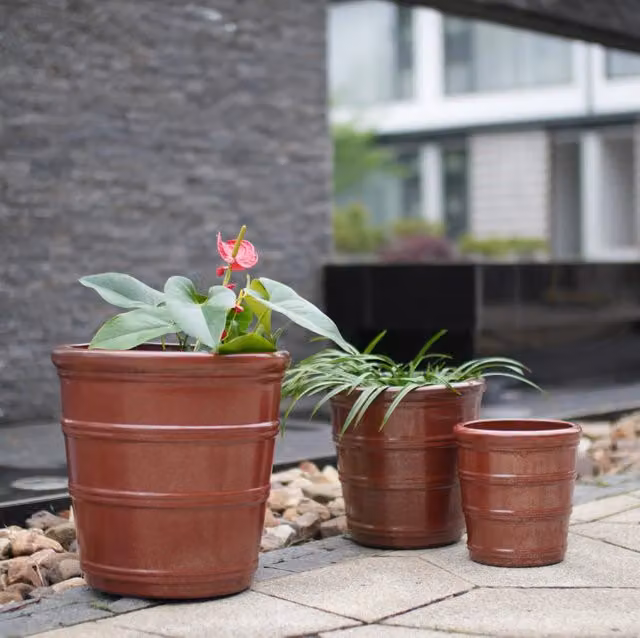 Set di 3 vasi in ceramica rosso-bruna con finitura lucida e scanalature