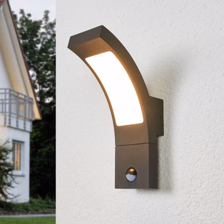Lucande Applique da esterni LED Juvia, sensore, 27 cm, grigio, IP54 Juvia, Nero, Alluminio, Moderno