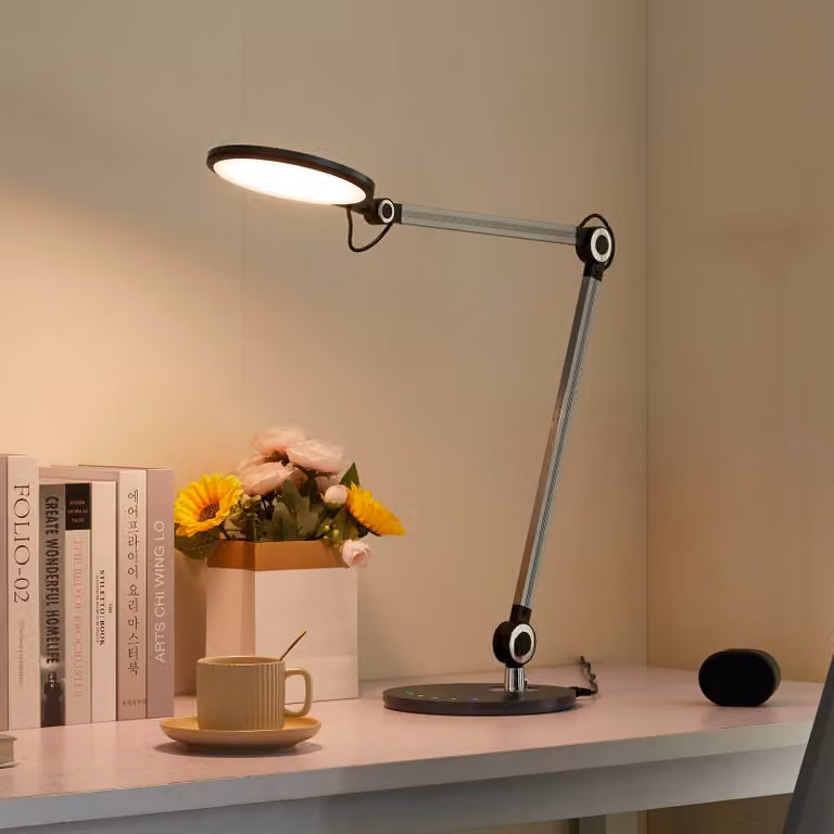 Lampada da scrivania Nyxaris Lindby, dimmerabile, Alluminio / Grigio / Zincato, Studio / Ufficio, Plastica, Moderno, Lampada da tavolo LED