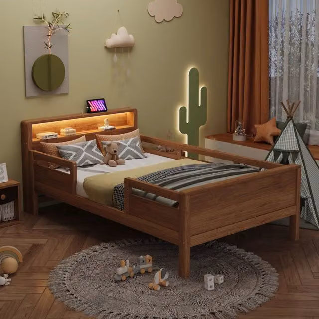 Letto per bambini REDOM in legno di pino naturale marrone con illuminazione LED, porta USB/Type-C e scomparti laterali, L/P: 90 x 200 cm