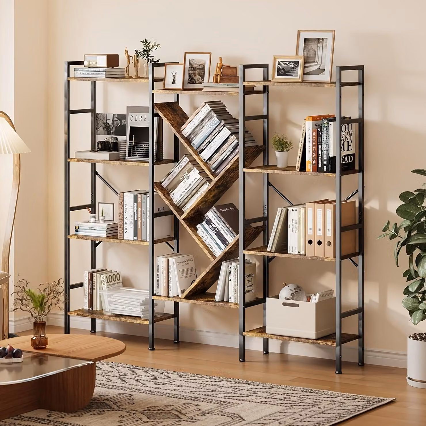 Grande libreria industriale a giorno, con quattordici ripiani e struttura in metallo, ideale come mobile contenitore verticale