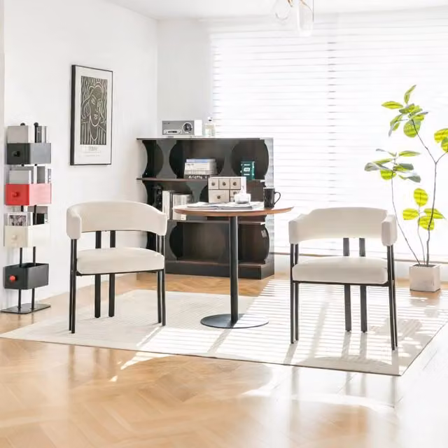 Sedia da Pranzo Minimal con Braccioli e Schienale Curvo in Similpelle Beige e Struttura in Metallo