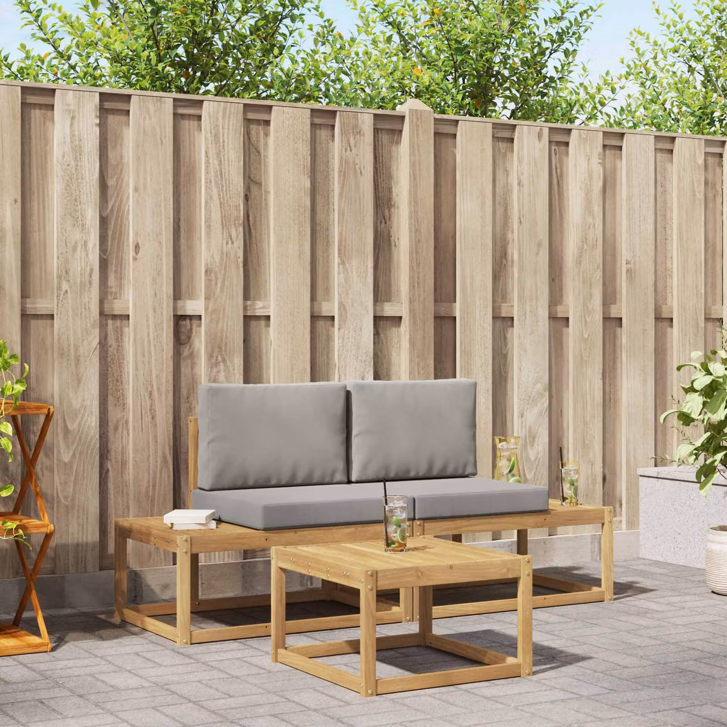 Set da giardino moderno vidaXL composto da un divano da esterno a 2 posti, un tavolino da caffè e cuscini in tessuto, realizzato in legno di acacia trattato nei colori bianco e grigio
