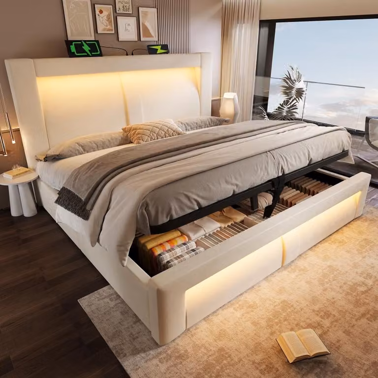 Letto imbottito 140x200 cm con spazio contenitore, illuminazione LED e porte USB/Type-C, rivestito in velluto color beige, con struttura idraulica e testiera sagomata
