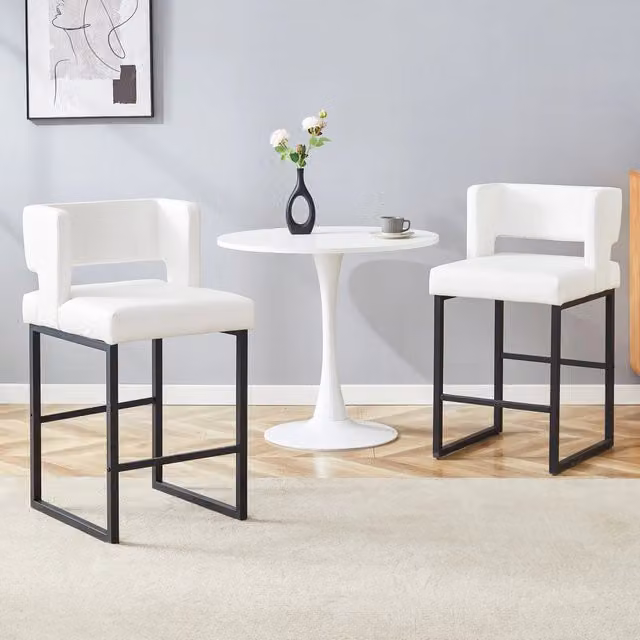 Set di 2 sgabelli da bar in stile scandinavo OKWISH con seduta imbottita in ecopelle bianca e gambe in metallo nero, L: 61 cm, P: 60,5 cm, H: 54 cm