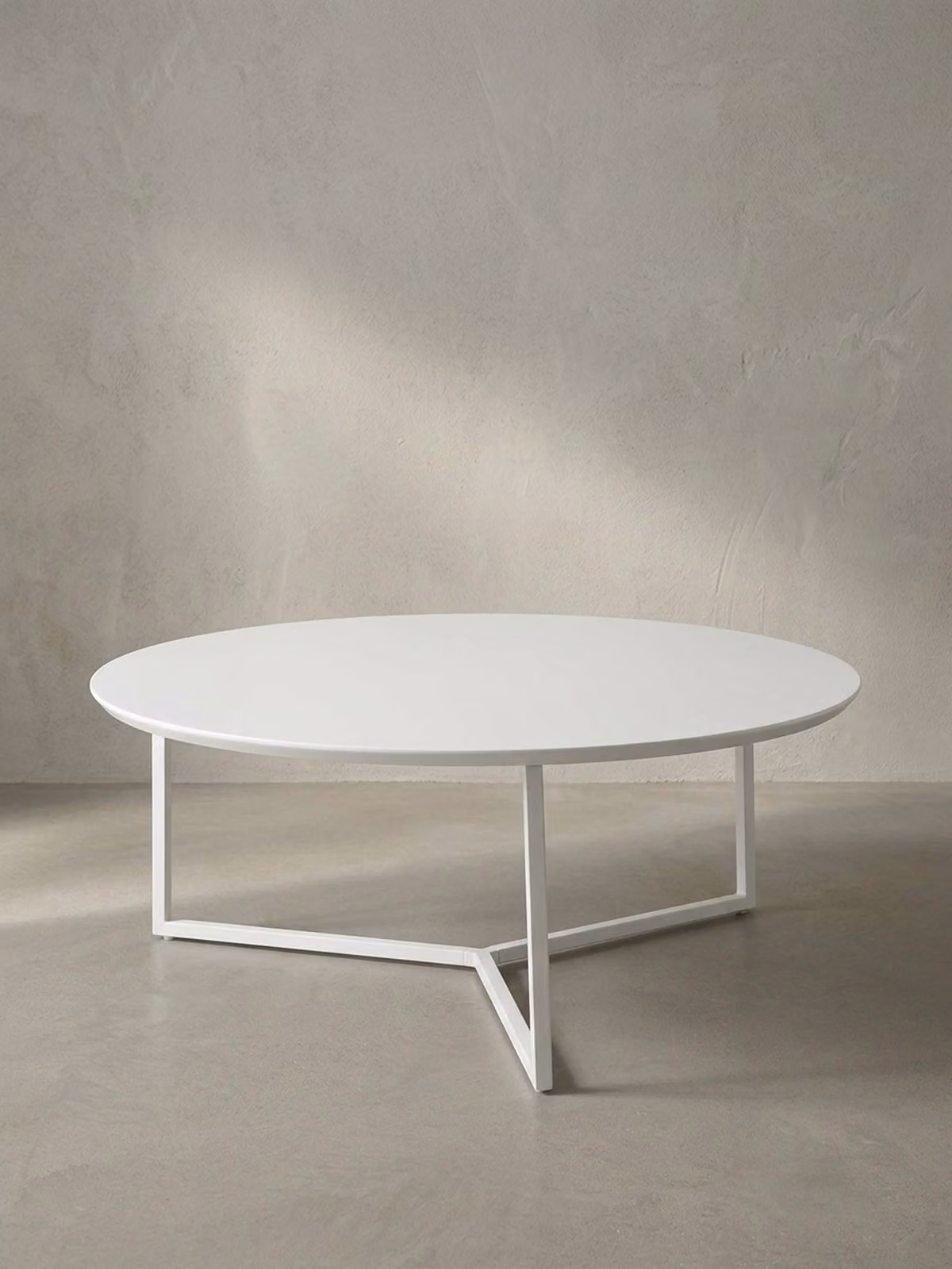 Tavolino rotondo in legno "Mdf" bianco, struttura delle gambe in metallo, Ø 80 cm, altezza 33 cm. 80x80x33 cm | Kadima Design