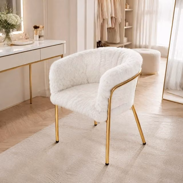 Sedia lounge Beaok in ecopelle bianca con gambe in metallo per soggiorno e camera da letto