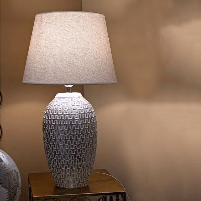 Lampada da tavolo Balosemo in bianco e argento con paralume in tessuto e base in ceramica – 1