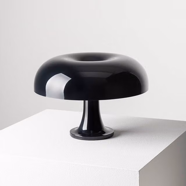 Artemide Nessino Lampada da tavolo in plastica nera con luce LED