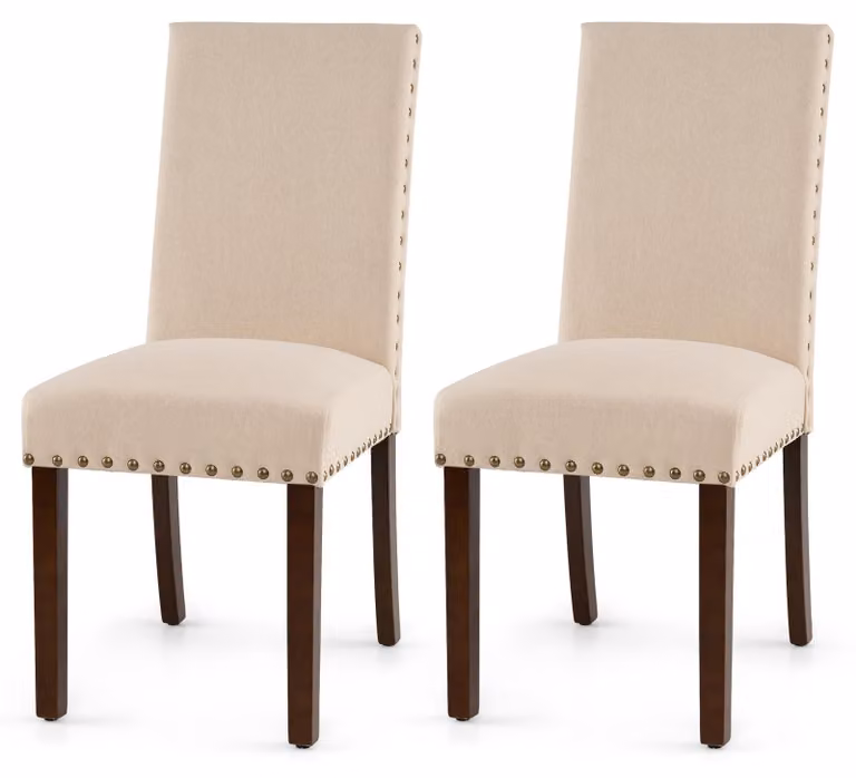 Set di 2 sedie da pranzo imbottite, ideali per la cucina o il soggiorno, con schienale ergonomico e gambe robuste in legno di gomma. Le sedie sono rivestite in tessuto e presentano dettagli decorativi a forma di testa di chiodo. Supportano un peso massimo