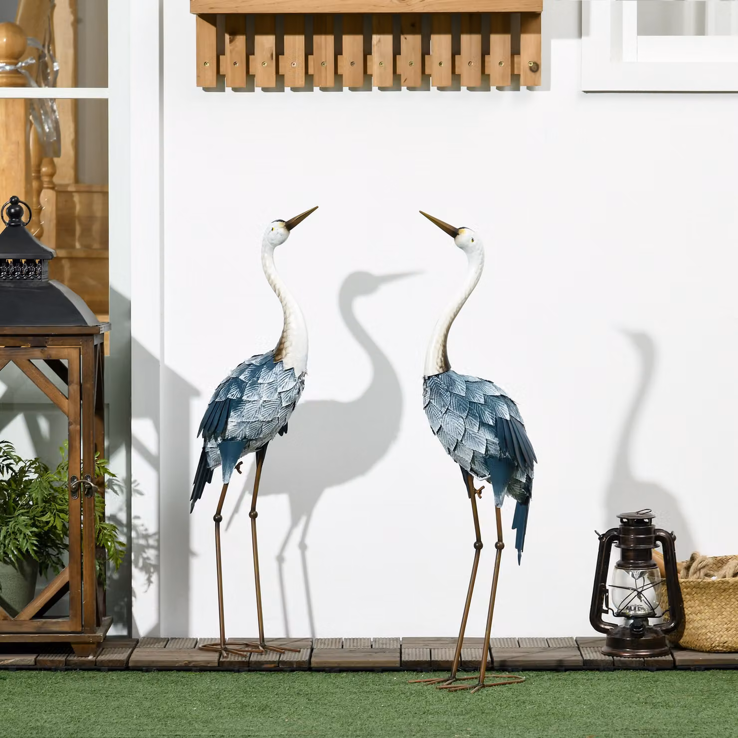 Set di 2 statue da giardino Outsunny con sculture di gru in metallo blu per decorazione esterna di terrazza, balcone e cortile – 2