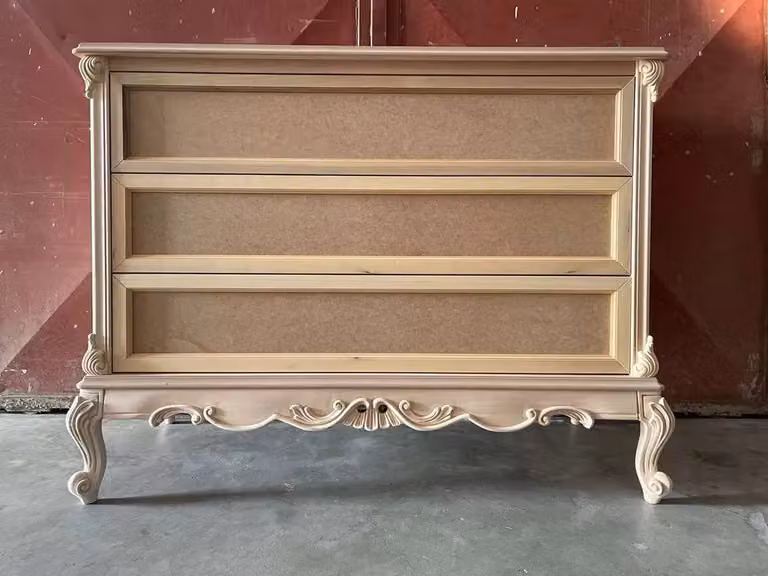 Cassettiera classica stile barocco con 3 cassetti in legno grezzo Mobili 2G L: 135 cm, P: 56 cm, H: 102 cm