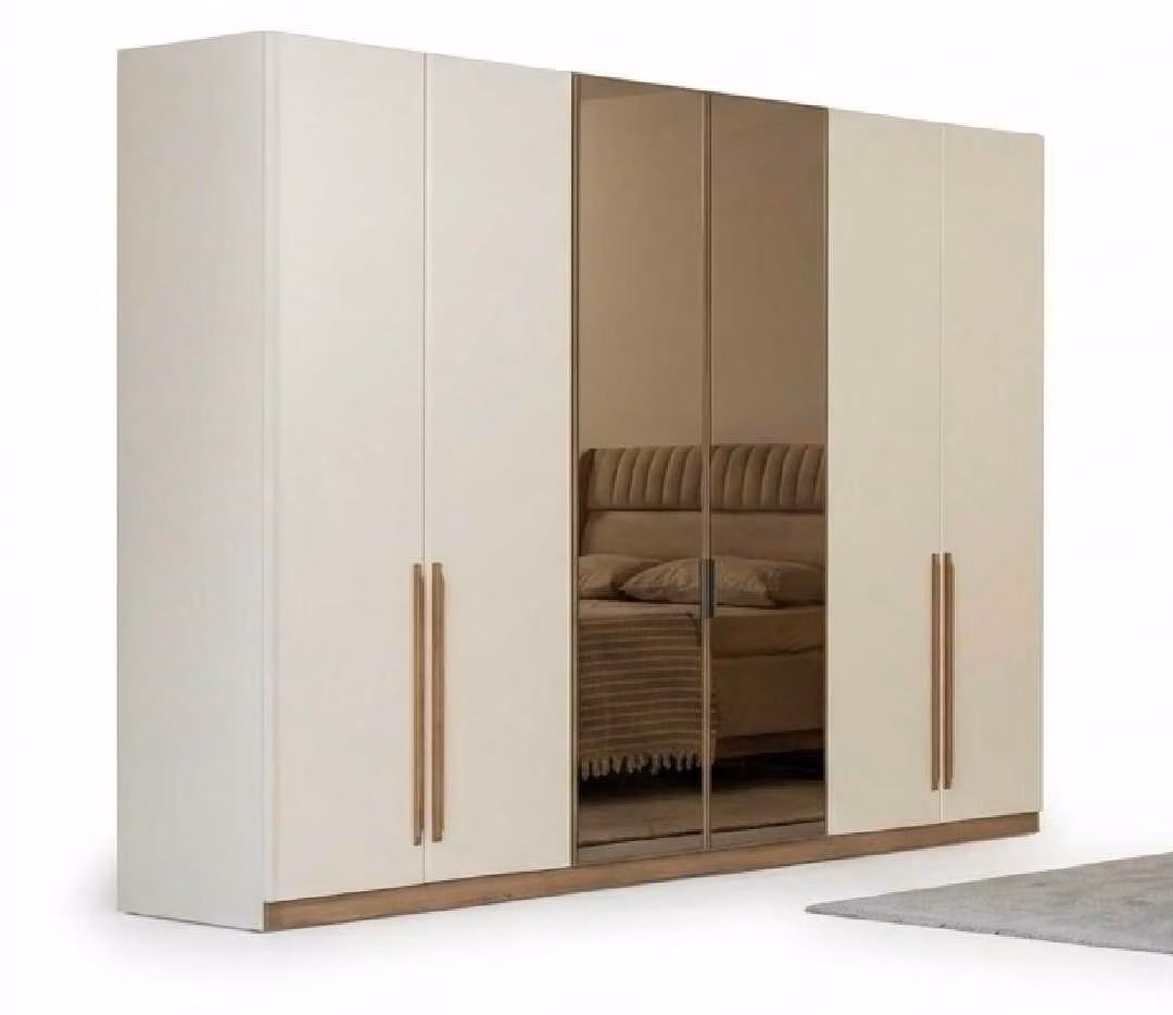 Armadio beige moderno, lussuoso, con ante a battente