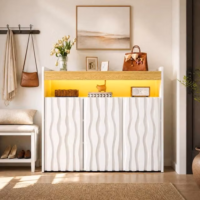 Credenza Mivray a 3 ante con vano aperto, ripiani regolabili e illuminazione LED, frontali con motivo ondulato bianco naturale opaco