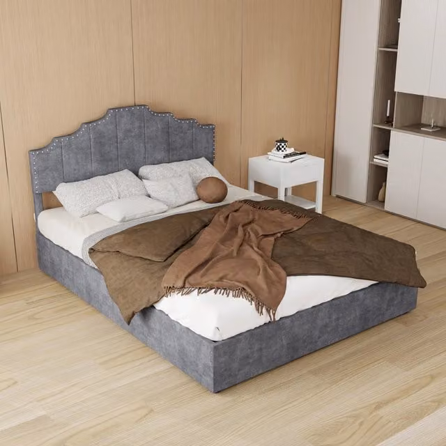 Letto matrimoniale 140x200 cm in tessuto grigio con materasso incluso e testiera geometrica