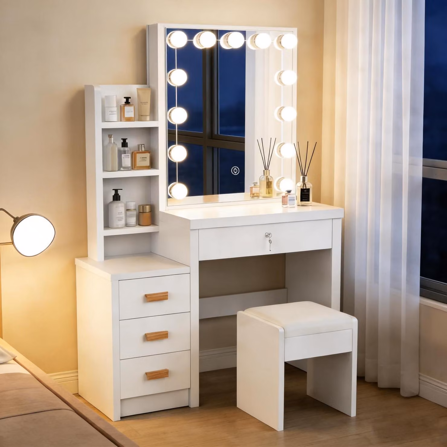 Comò da trucco con specchio e illuminazione, 4 cassetti, 4 ripiani aperti, sgabello, realizzato in MDF