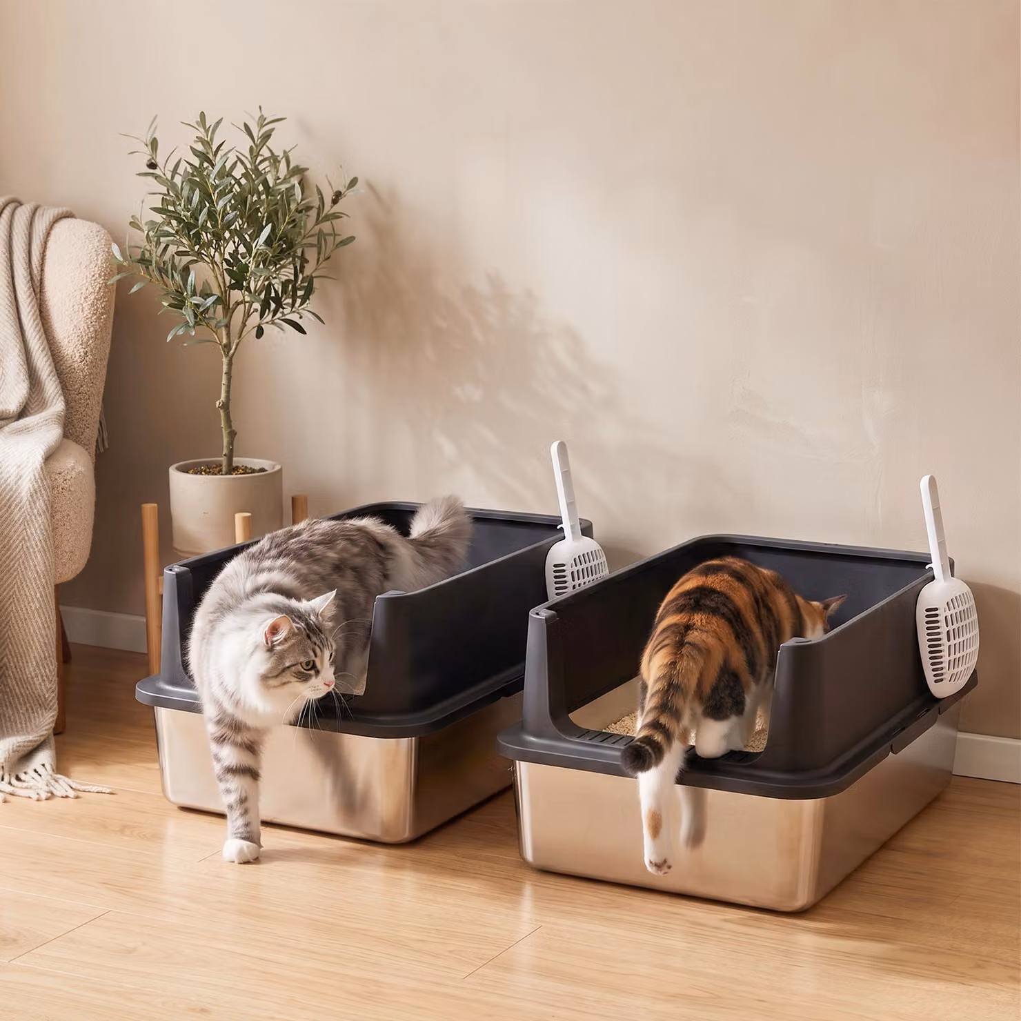 Set di 2 lettiere XL semichiuse con bordo alto e 2 palette PawHut, Grigio e Nero, L: 60 cm, P: 40 cm, H: 30 cm – 2