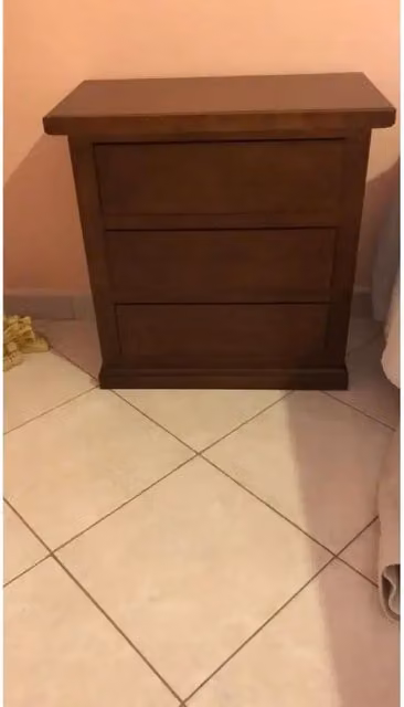 Comò 5 cassetti 122x55x90 H e 2 comodini 3 cassetti 60x35x64 H arte povera in legno massello e mdf con rifinitura in noce