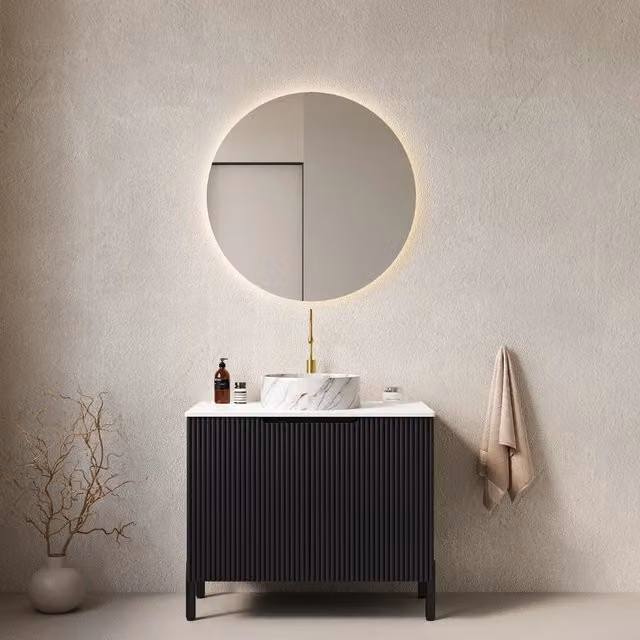Mobile lavabo bagno 76 cm, piano in pietra sinterizzata Carrara bianca, lavandino ceramica bianco motivo pietra, mobile nero a righe con doppie ante