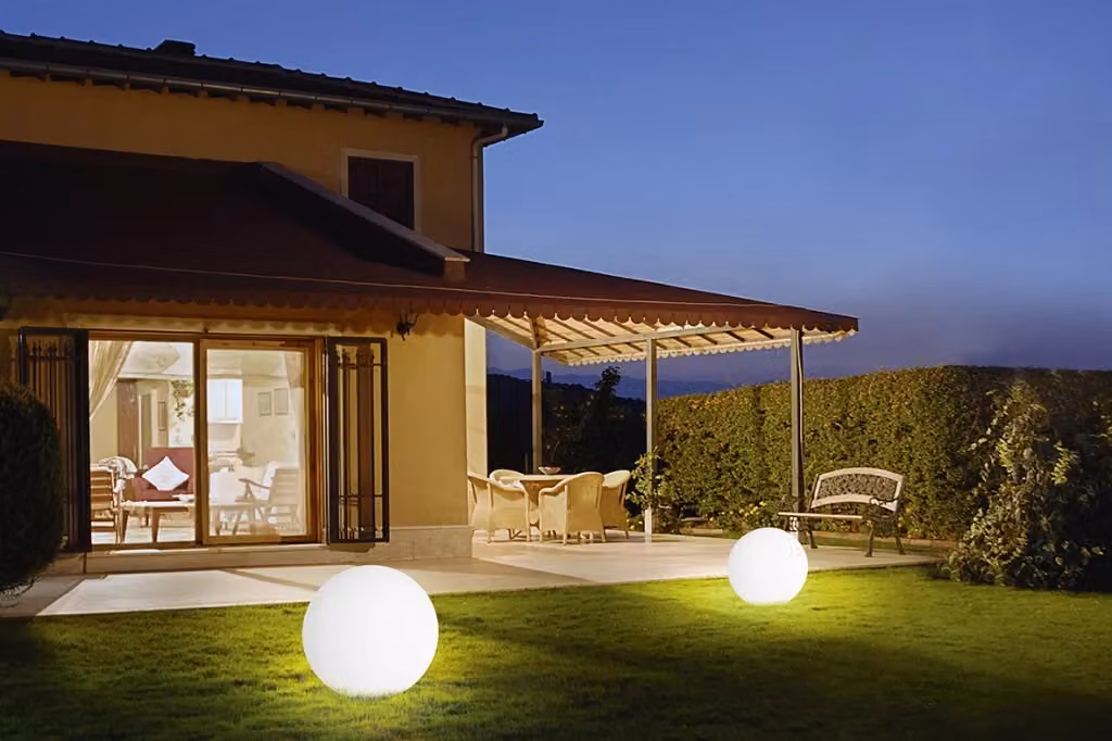 Piantana da giardino sferica Rossini in policarbonato bianco con attacco E27 e protezione IP65, diametro: 30 cm – 2