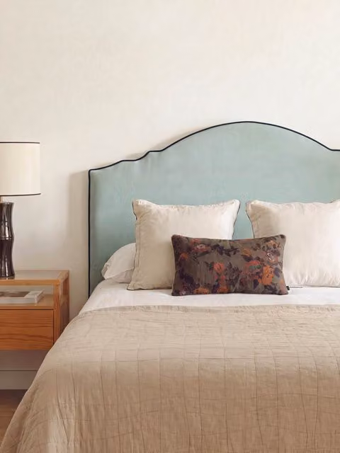 Testiera imbottita Silhouette Kenay Home colore menta con bordino acquamarina