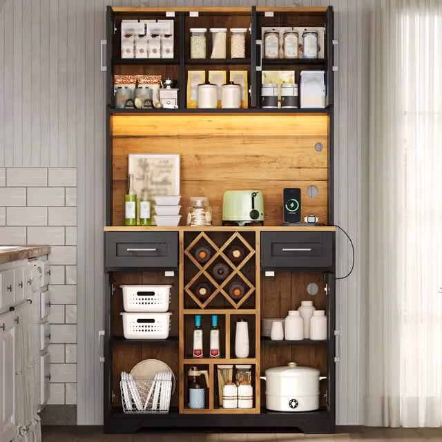 Credenza alta LED con 2 cassetti, vani aperti e portabottiglie estraibile, in MDF naturale e nero, 105 × 40 × 180 cm