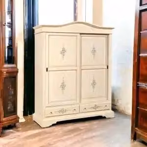 Armadio Shabby Chic KIVIO in Legno Bianco con Decorazioni Floreali e Ante con Cassetti H: 225 cm, L: 180 cm, P: 67 cm – 1