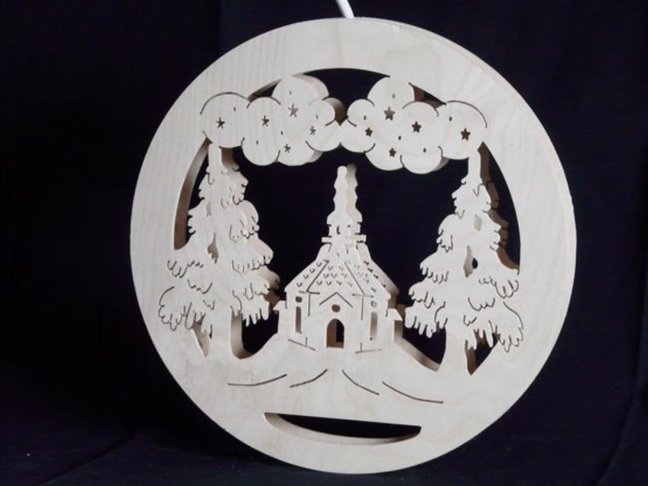 Pannello decorativo con l'immagine della chiesa di Seiffen e illuminazione. Dimensioni: 32x32x4 cm. Nuovo