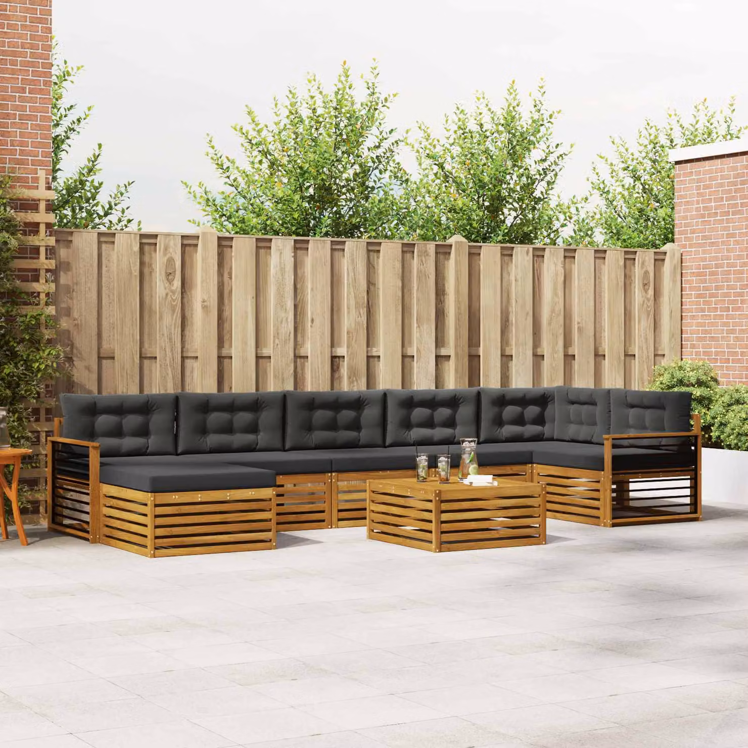 vidaXL Set di divani da esterno a L in legno di acacia con tavolino e pouf, 8 pezzi, Naturale e Antracite