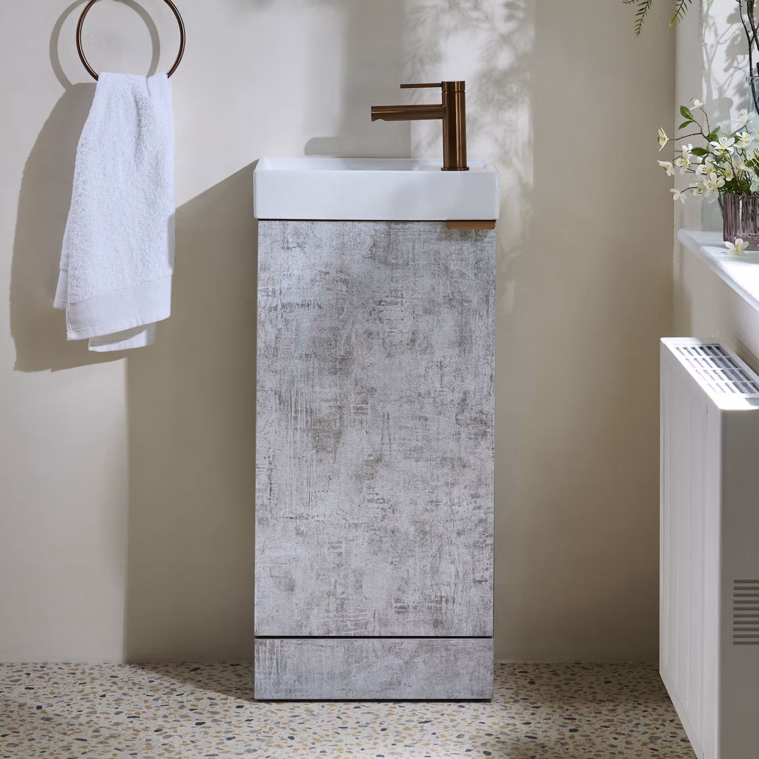 Mobile Bagno a Terra Grigio Cemento da 400mm con Lavabo e Maniglia con Impugnatura a Dito Rame Satinato - Cluo