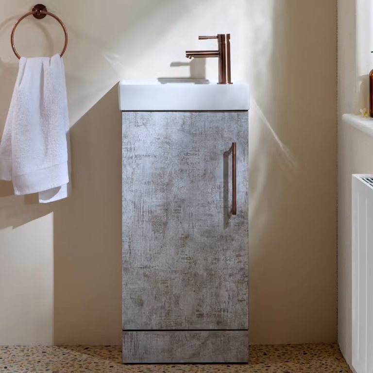 Mobile Bagno a Terra Grigio Cemento da 400mm con Lavabo e Maniglia con Barra a T in Bronzo Spazzolato - Cluo