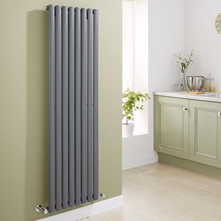 Radiatore Verticale Antracite 880W 1600x472mm - Design Moderno - Alta Resa - Revive
