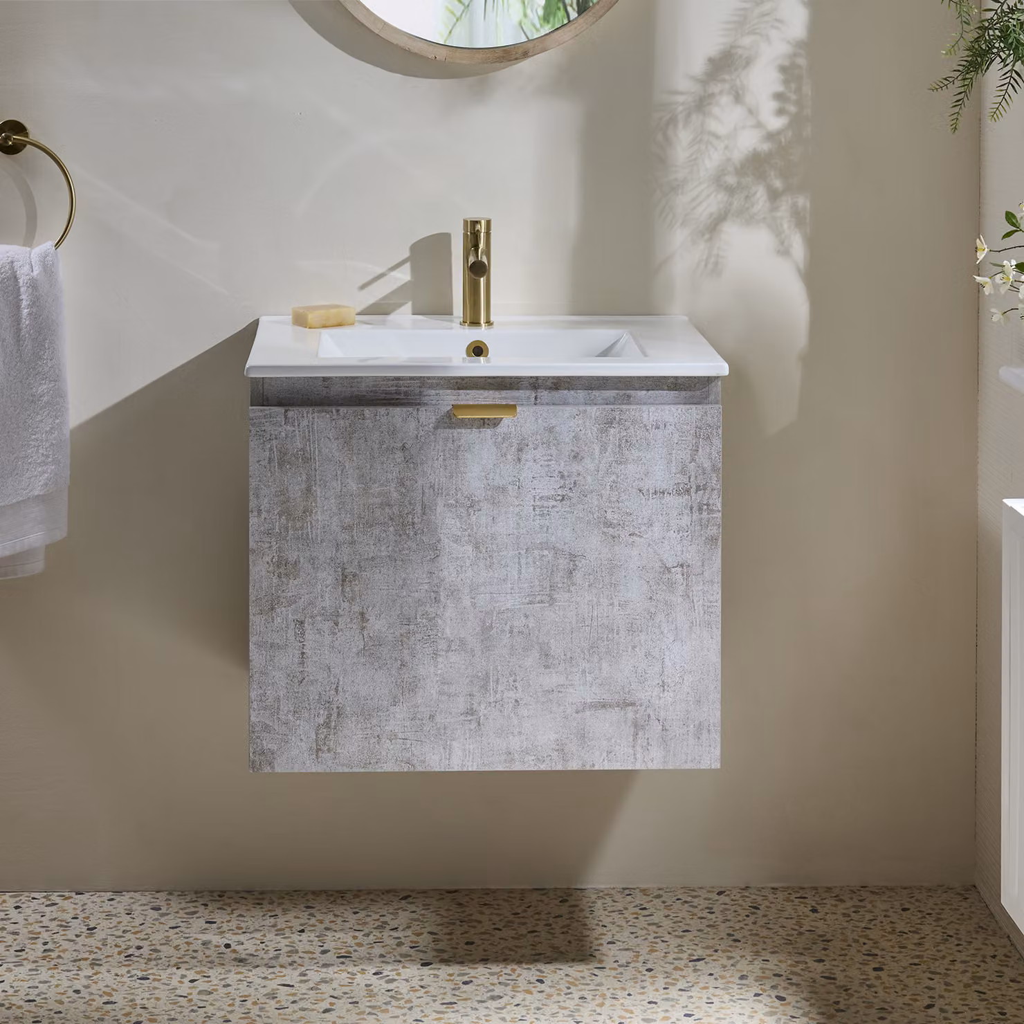 Mobile Bagno Grigio Cemento Sospeso da 600mm con Lavabo e Maniglia con Impugnatura a Dito in Oro Satinato - Cluo