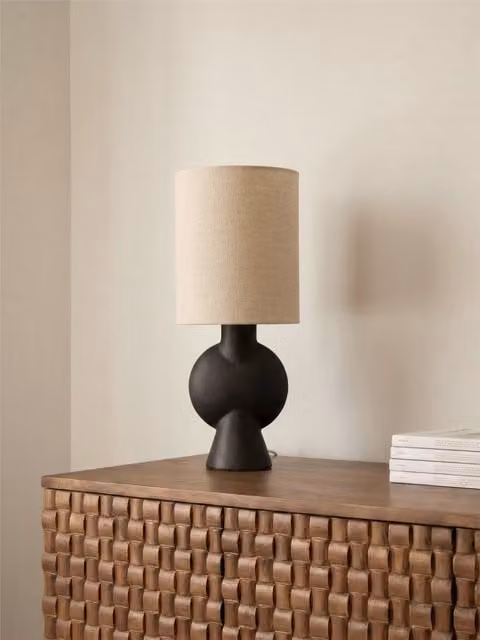 Lampada da tavolo rotonda in ceramica nera e tessuto beige Kenay Home H: 43,2 cm, L: 20,5 cm, P: 20,5 cm