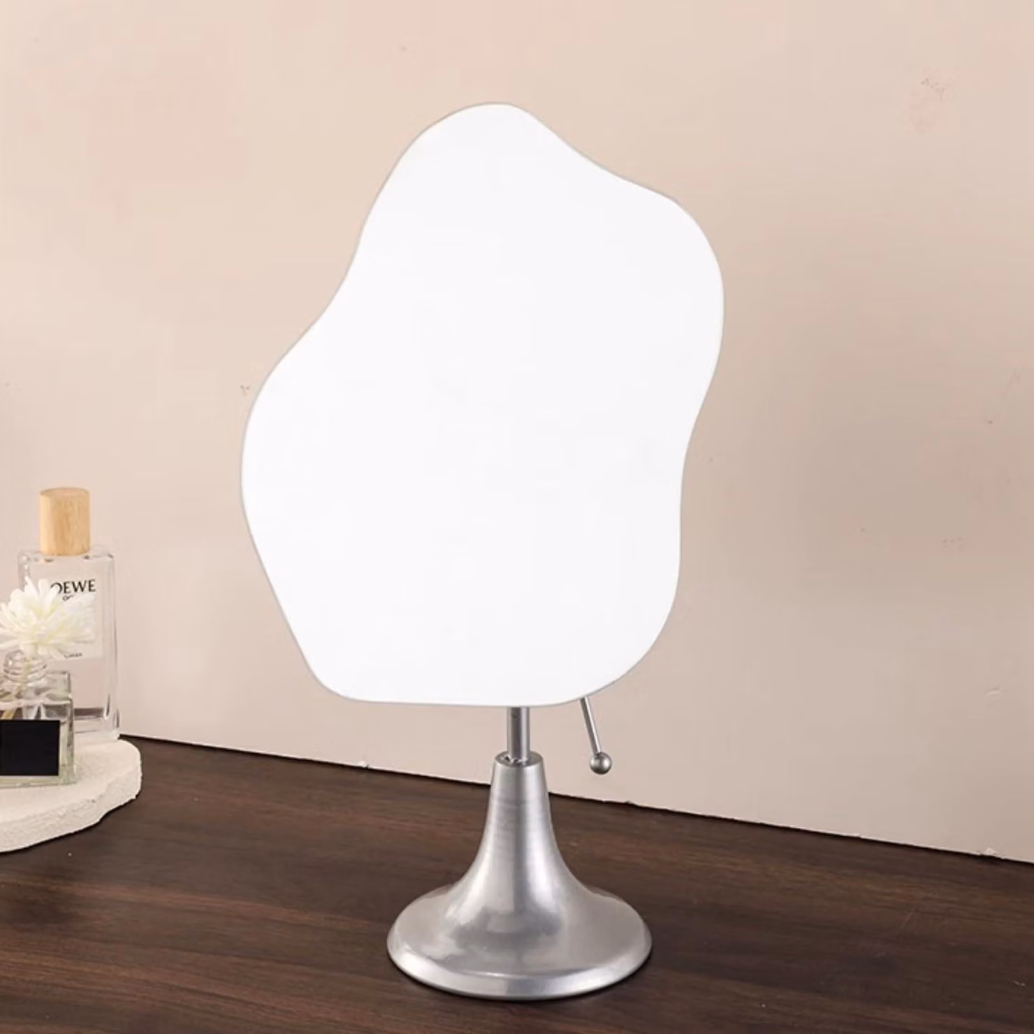 Specchio da tavolo senza cornice, forma irregolare, supporto in metallo, colore argento, dimensioni 21 x 36 cm