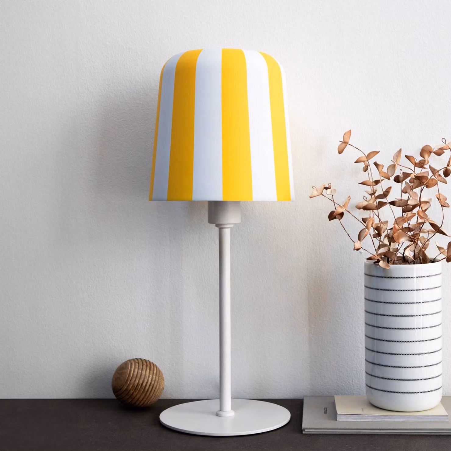 Dyberg Larsen Lampada da tavolo Gry, Giallo / Arancione, Soggiorno / Sala da pranzo, Metallo, Design, Lampada da tavolo