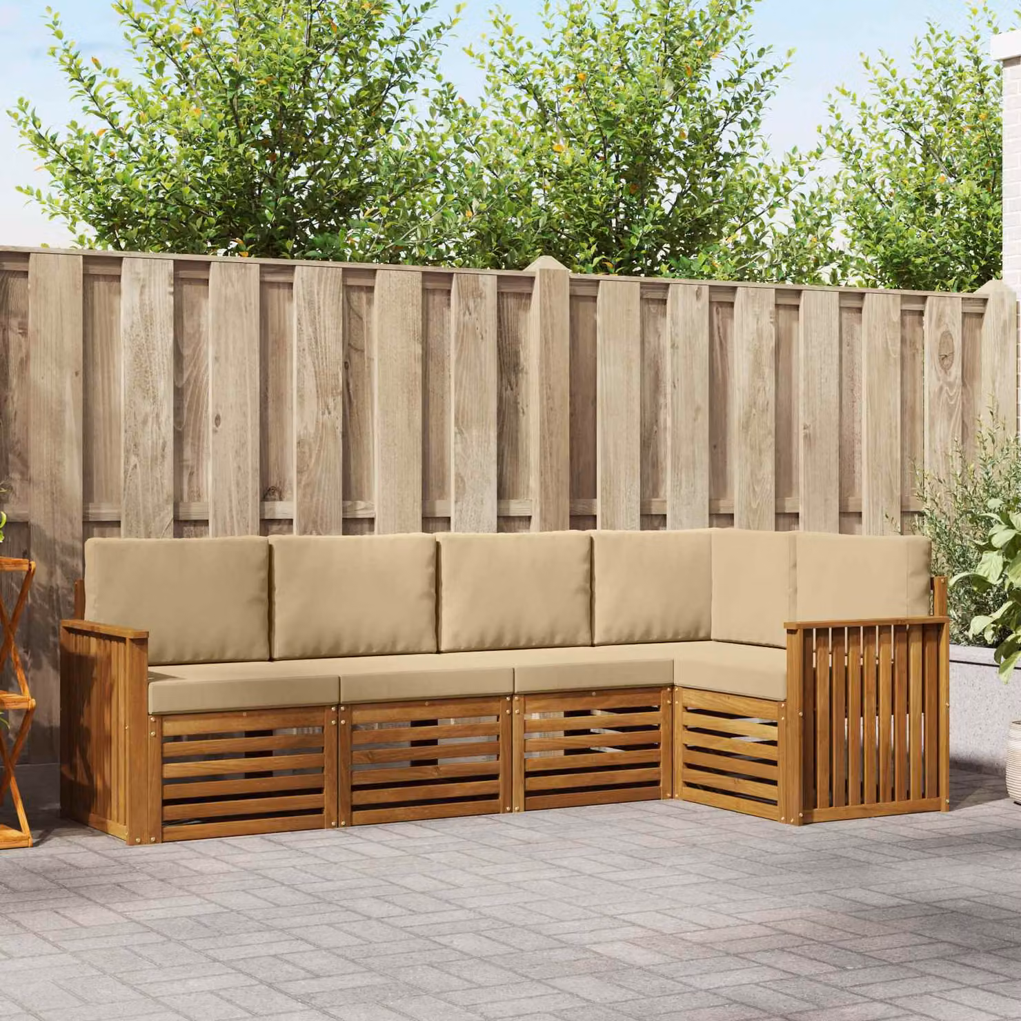 Set di divani da esterno vidaXL a forma di L composto da 5 pezzi in legno di acacia e tessuto beige e bianco con cuscini inclusi