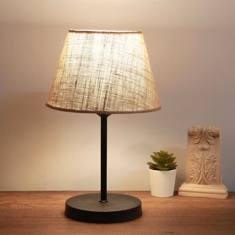 Opviq, lampada da tavolo di alta qualità realizzata al 100% in metallo, paralume in juta, base in plastica, altezza: 36 cm, dimensioni del paralume: 22 x 14 cm, cavo: 150 cm, attacco E27, max 40 W, color crema, design elegante.