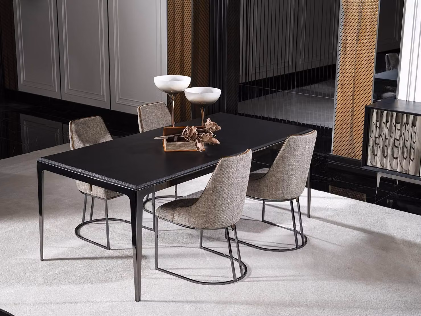 Eleganter schwarzer Esstisch aus Holz im modernen Stil
