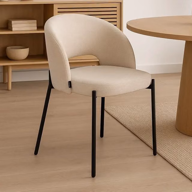 Poltrona Clotilde LÚZETE color sabbia con struttura in metallo e MDF
