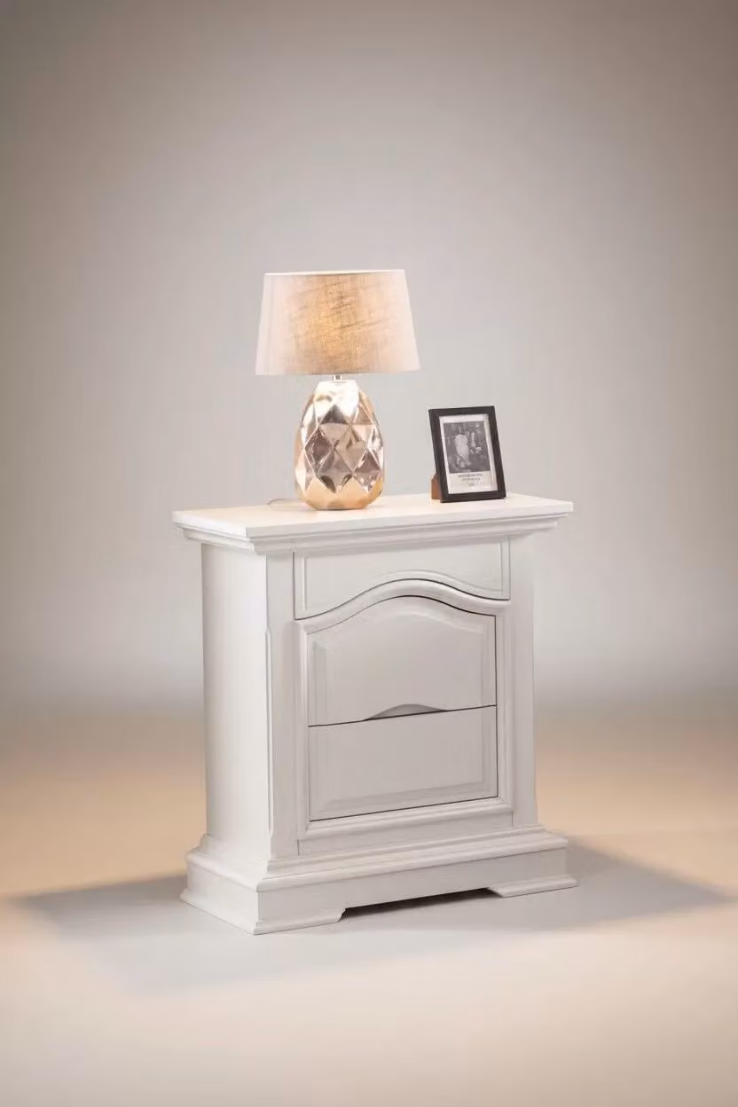 Comodino con 3 cassetti, di cui il primo a scatto, laccato bianco opaco Mobili 2G - L: 60 cm, P: 37 cm, H: 71 cm – 1