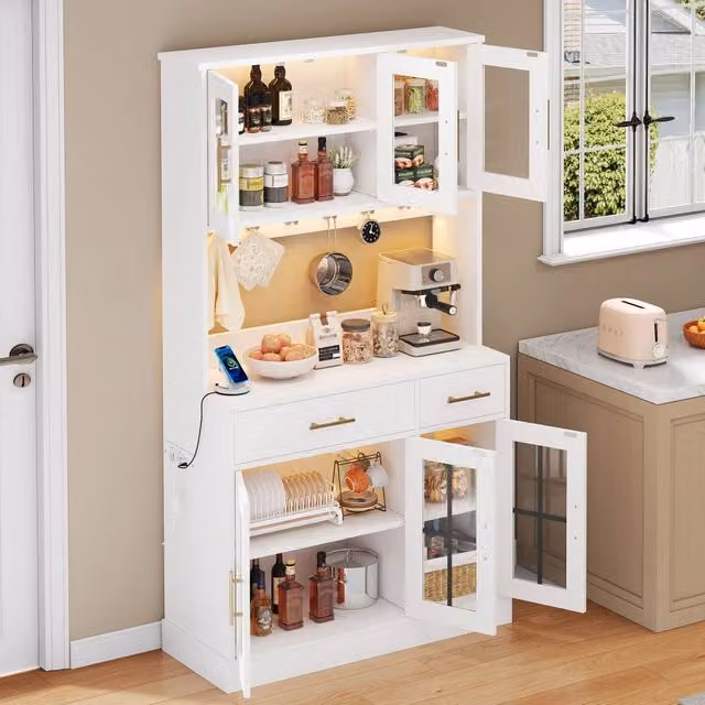 Credenza da cucina e soggiorno WISHDOR moderna con illuminazione LED integrata, finitura bianca opaca e dettagli oro