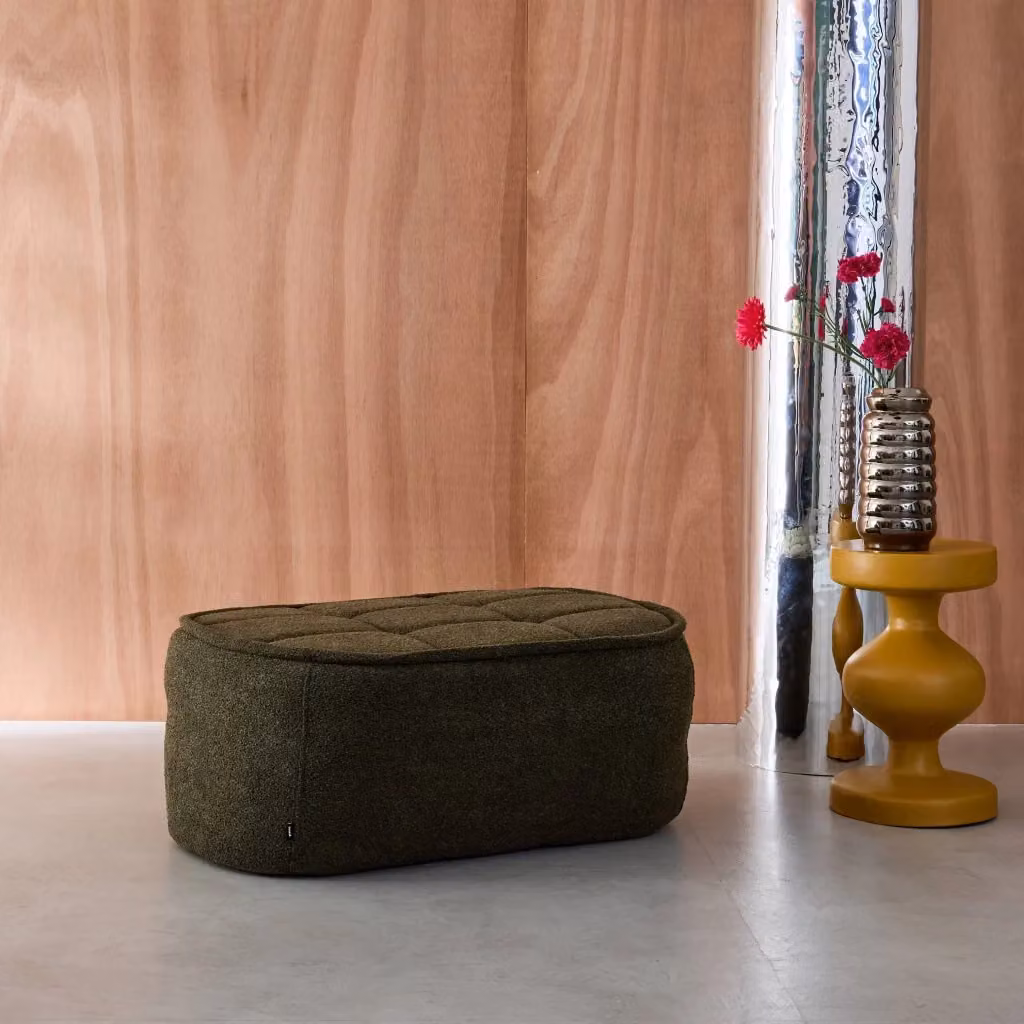 Poggiapiedi Sweeek in bouclé beige e verde per il tuo relax in soggiorno – 2