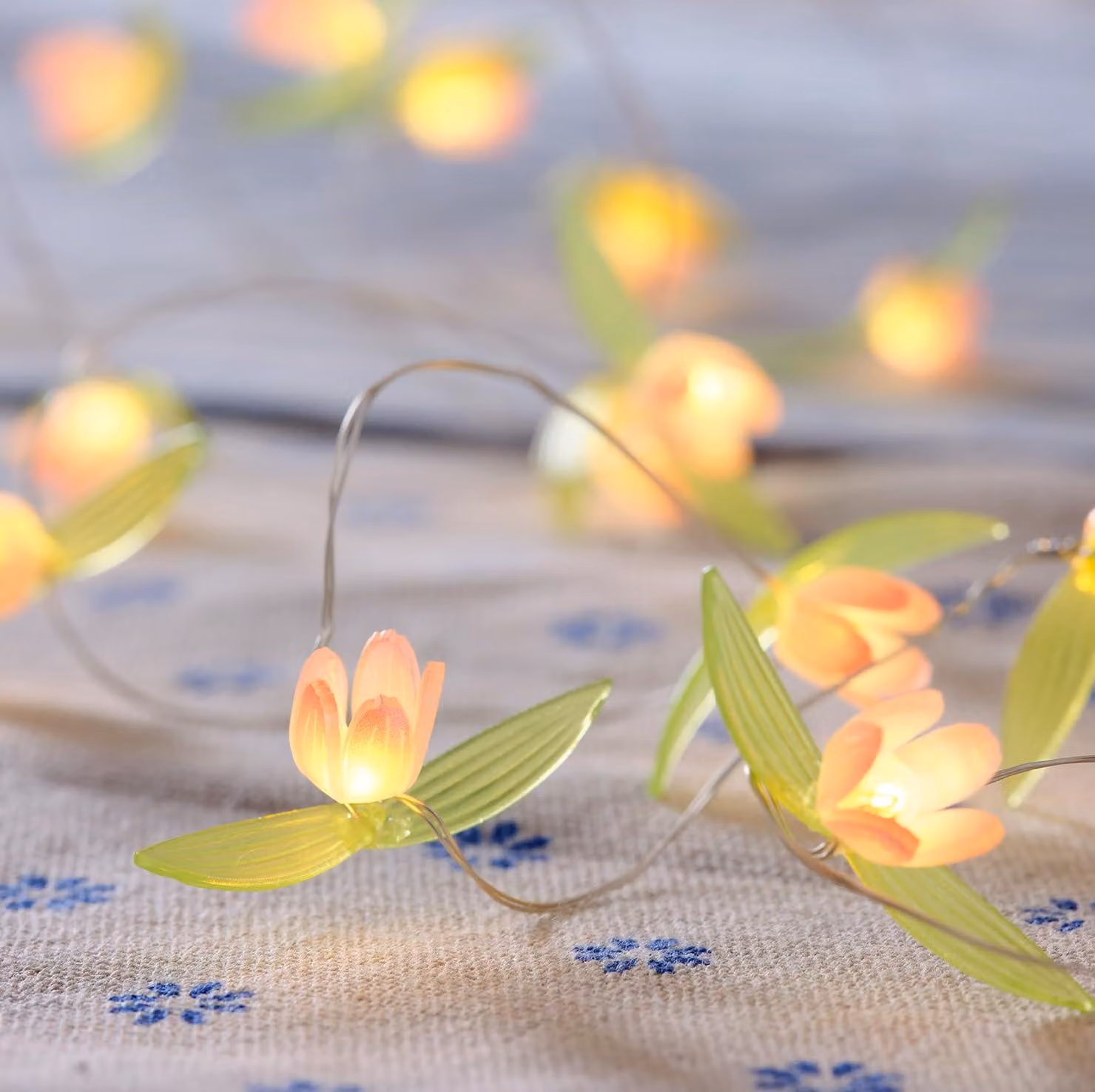 Catena luminosa a forma di tulipani, con 20 LED bianco caldo, lunghezza 1,9 metri, con timer