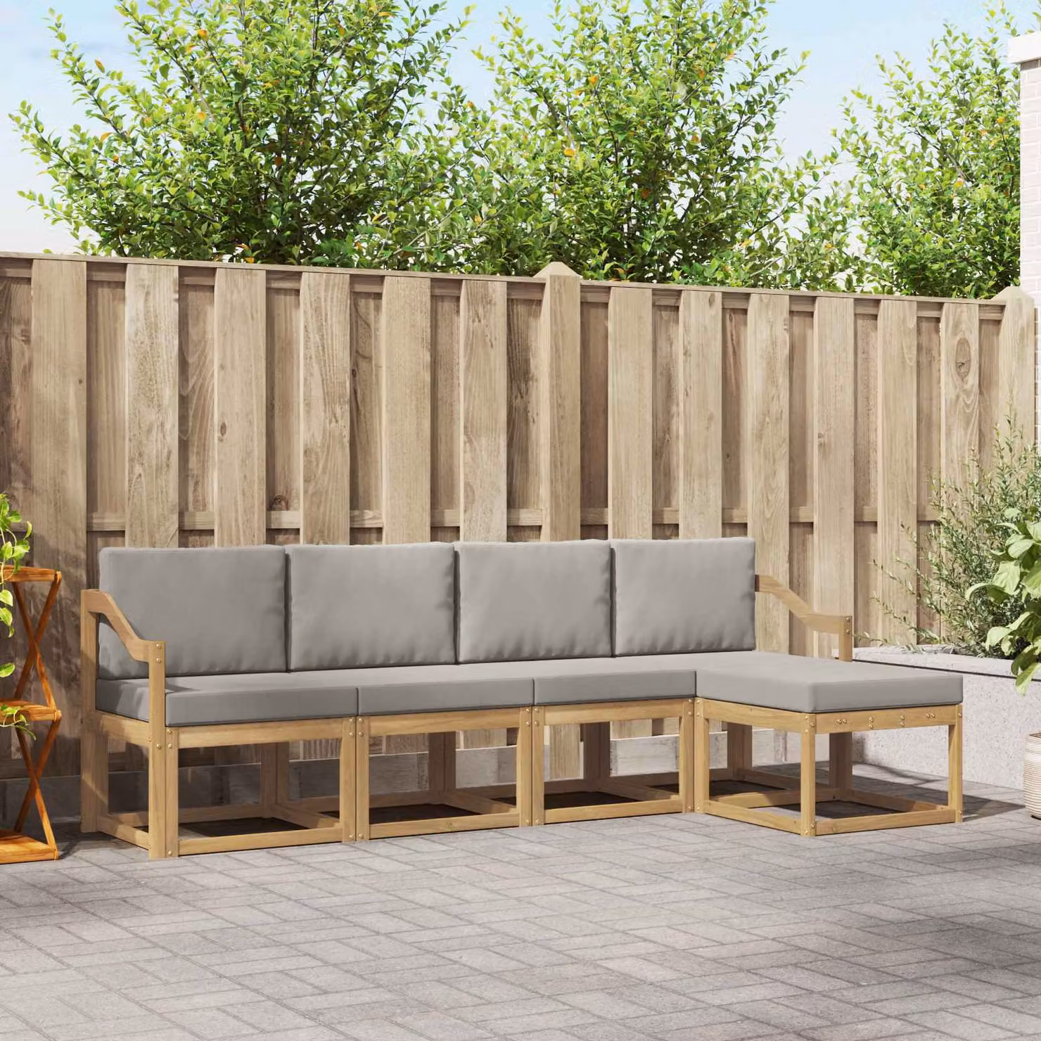 vidaXL Set di divani da esterno a L composto da 5 pezzi in legno di acacia con cuscini, Bianco e Grigio
