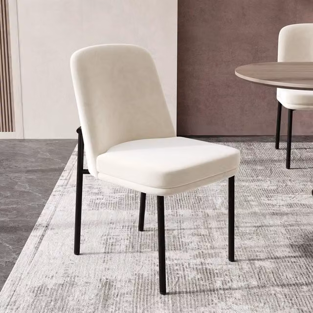 Set di 6 sedie da pranzo moderne FOLYNA in velluto beige con struttura in metallo nero e seduta imbottita L: 42.5 cm, P: 53 cm, H: 82 cm